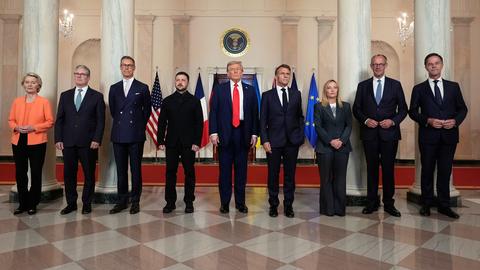 Das Foto zeigt US-Präsident Trump, den ukrainischen Präsidenten Selenskyj und europäische Spitzenpolitiker bei den Ukraine-Gesprächen in Washington.