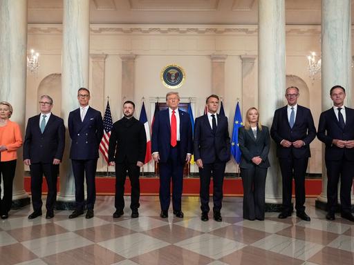 Das Foto zeigt US-Präsident Trump, den ukrainischen Präsidenten Selenskyj und europäische Spitzenpolitiker bei den Ukraine-Gesprächen in Washington.
