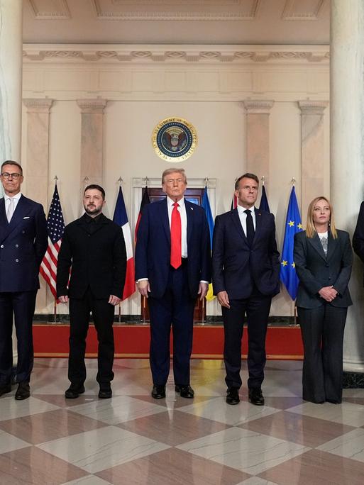 Das Foto zeigt US-Präsident Trump, den ukrainischen Präsidenten Selenskyj und europäische Spitzenpolitiker bei den Ukraine-Gesprächen in Washington.