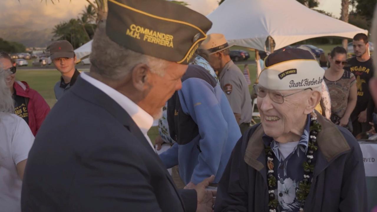 Der Überlebende der USS Utah, Warren Upton, wird von Michael Ferreira, Kommandeur der Pearl Harbor American Veterans, nach der USS Utah Memorial Sunset Ceremony in Pearl Harbor begrüßt.