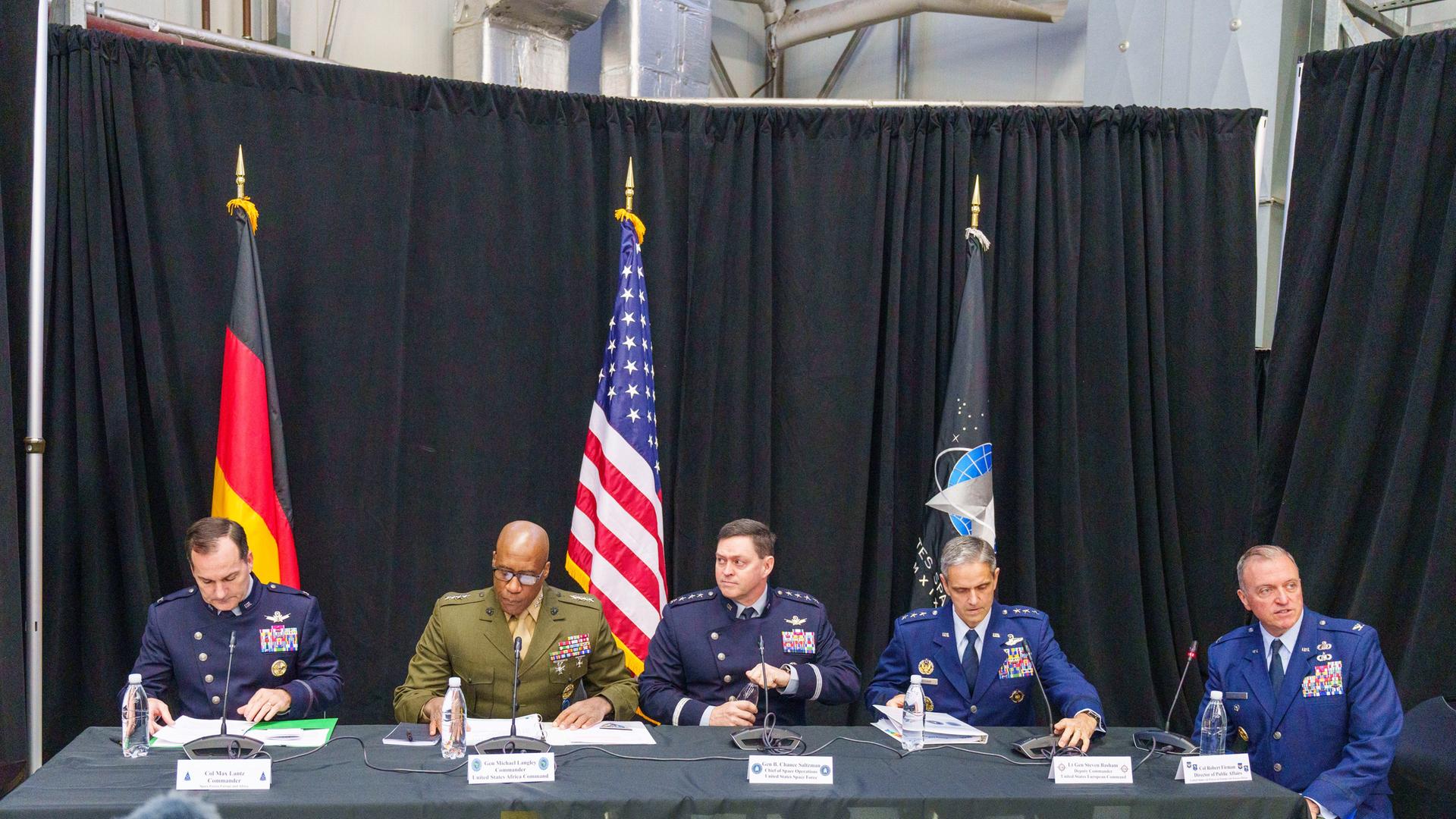 Ramstein-Miesenbach: Max Lantz (l-r), Direktor der Weltraumstreitkräfte Europa/Afrika und Kommandant National Security Space Institute, Michael Langley, Befehlshaber United States Afrika Command, Bradley Saltzman, Chef der Weltraumoperationen der US-Raumfahrtstreitkräfte, Steven Basham, Stellvertretender Befehlshaber United States European Command, und Robert Firman, Direktor Öffentlichkeitsarbeit Ramstein-Miesenbach: Max Lantz (l-r), Direktor der Weltraumstreitkräfte Europa/Afrika und Kommandant National Security Space Institute, Michael Langley, Befehlshaber United States Afrika Command, Bradley Saltzman, Chef der Weltraumoperationen der US-Raumfahrtstreitkräfte, Steven Basham, Stellvertretender Befehlshaber United States European Command, und Robert Firman, Direktor Öffentlichkeitsarbeit