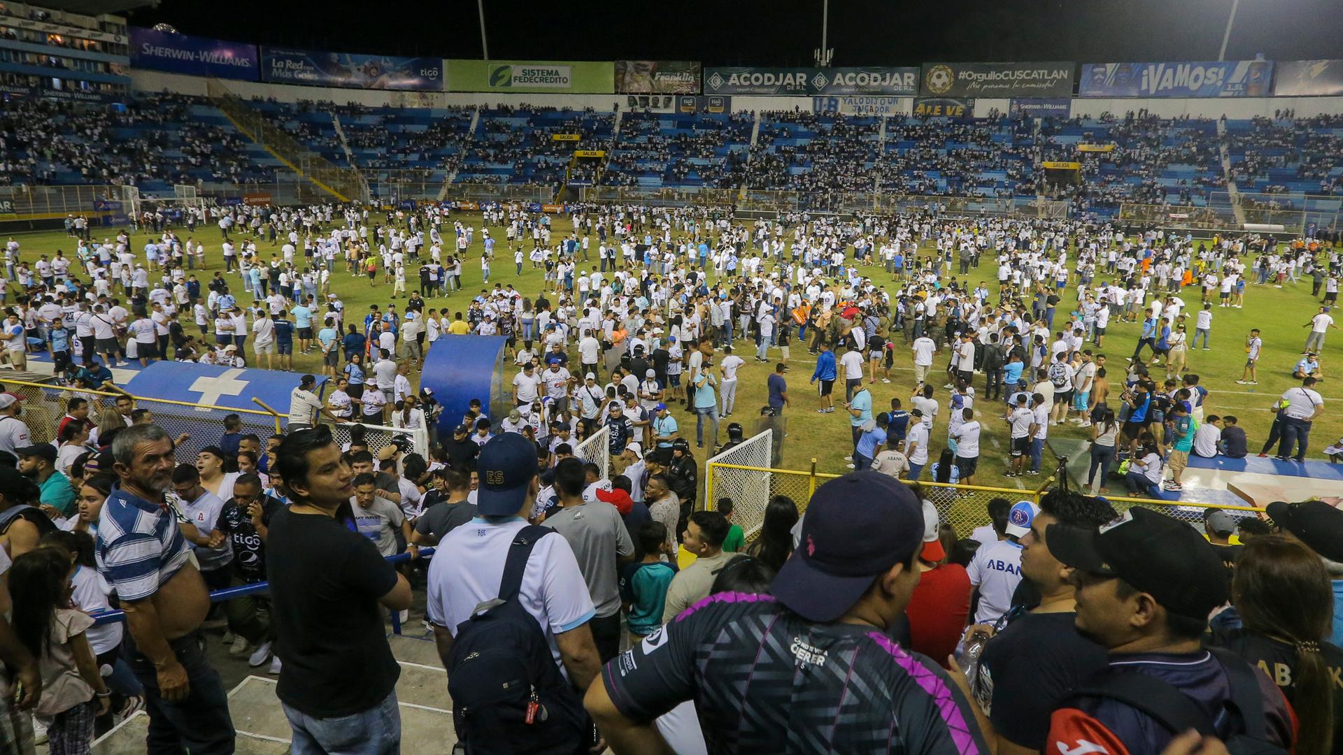 Fans strömen auf das Spielfeld des Stadions in San Salvador, El Salvador. Bei einer Massenpanik sind mehrere Menschen ums Leben gekommen.
