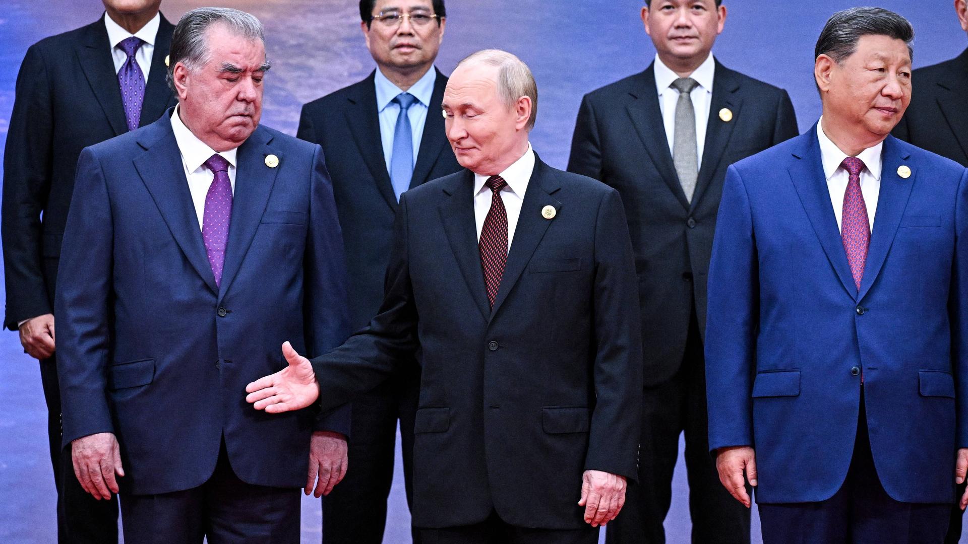Der tadschikische Präsident Emomalij Rahmon, Machthaber Wladimir Putin und Xi Jinping zeigen sich während des Treffens der SCO in Tianjin