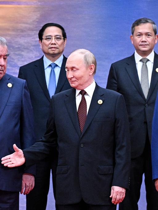 Der tadschikische Präsident Emomalij Rahmon, Machthaber Wladimir Putin und Xi Jinping zeigen sich während des Treffens der SCO in Tianjin