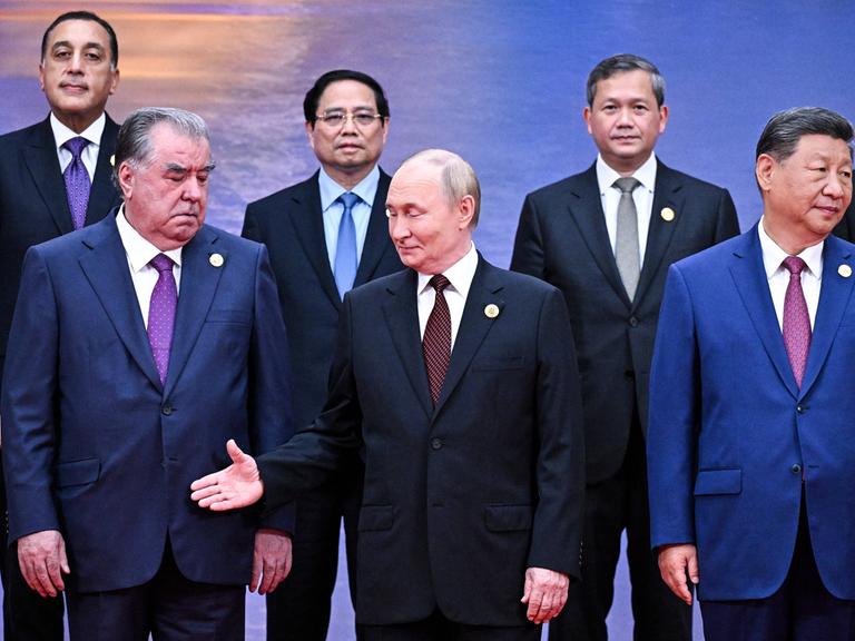 Der tadschikische Präsident Emomalij Rahmon, Machthaber Wladimir Putin und Xi Jinping zeigen sich während des Treffens der SCO in Tianjin