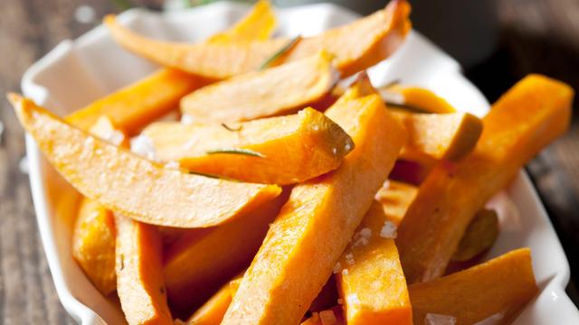 Pommes mit Rosmarin in Porzelanschale 