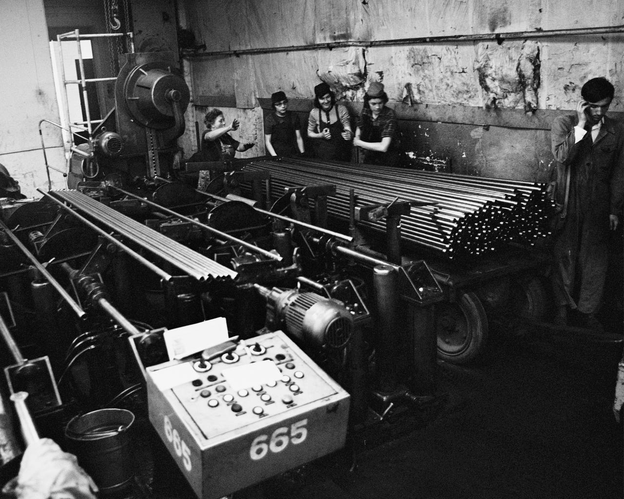 Schüler des Unterrichtsfaches Produktive Arbeit in einem Betrieb in Karl-Marx-Stadt 1975.