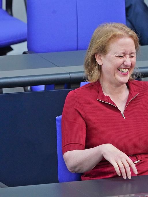 Herzlich lachend, Familienministerin Lisa Paus auf der Regierungsbank im Bundestag 6.7.2022 Herzlich lachend, Familienmi