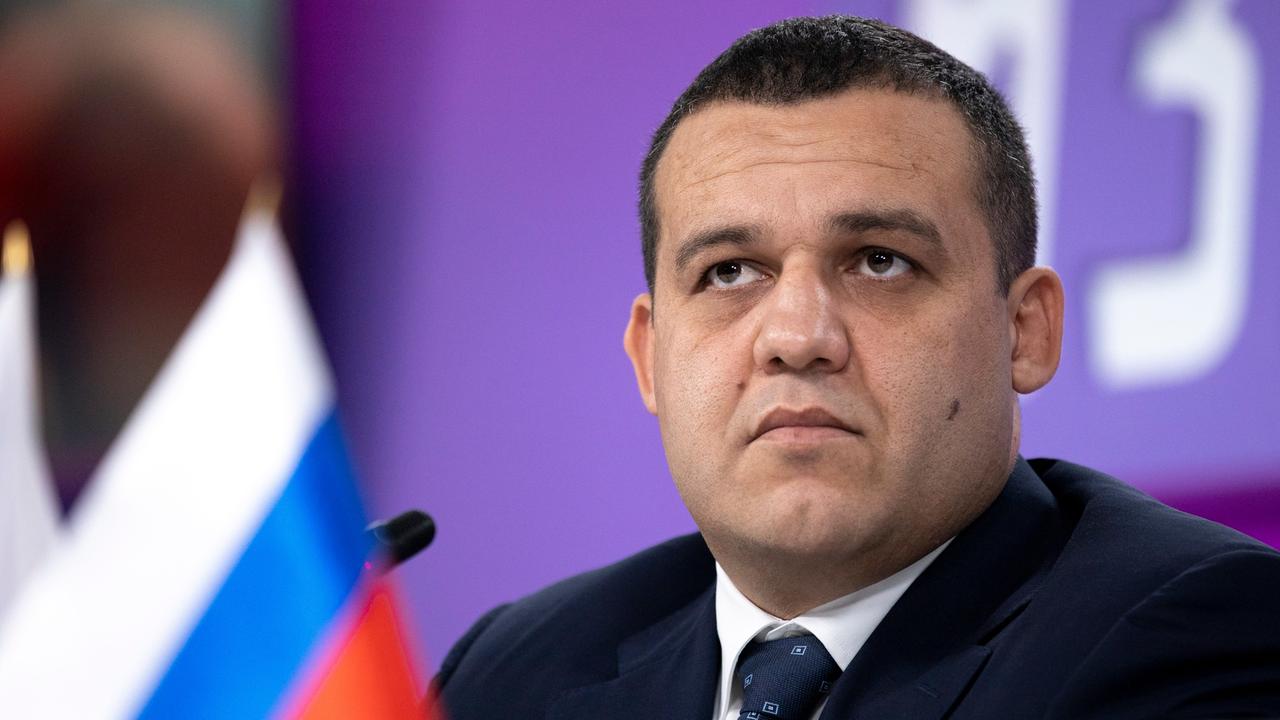 Portraitaufnahme von IBA-Präsident Kremlew, im Vordergrund sieht man eine russische Flagge.