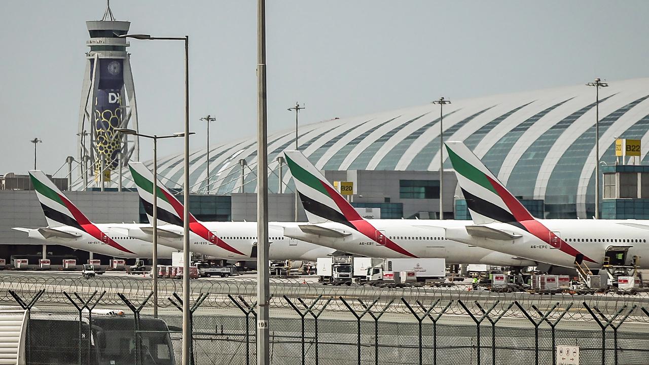 Blick auf das Terminal des Flughafens Dubai. VOr dem Terminal stehen zahlreiche Flugzeuge. (Archivbild vom 11. März 2026).