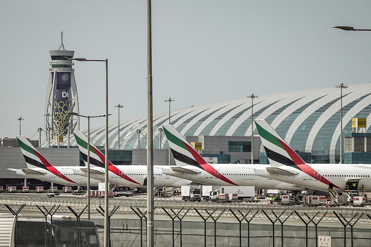 Blick auf das Terminal des Flughafens Dubai. VOr dem Terminal stehen zahlreiche Flugzeuge. (Archivbild vom 11. März 2026).