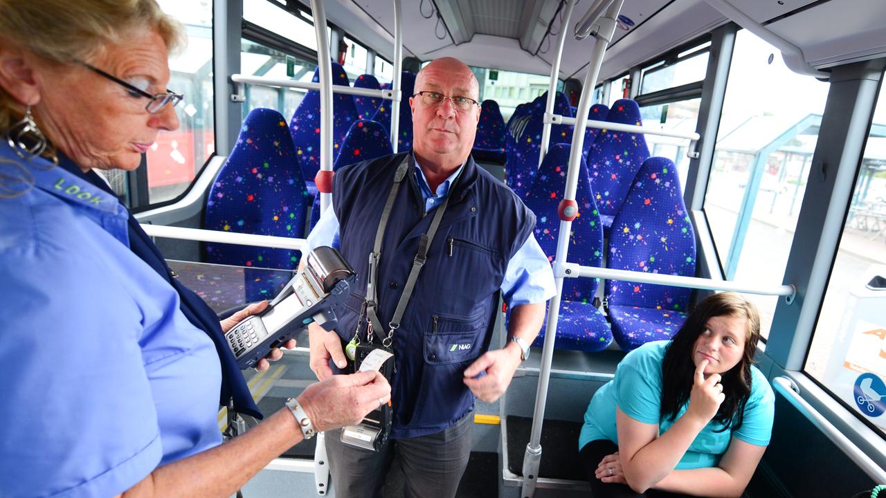 Fahrscheinkontrolleure in einem Bus in Wesel.