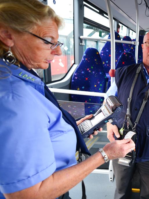 Fahrscheinkontrolleure in einem Bus in Wesel.