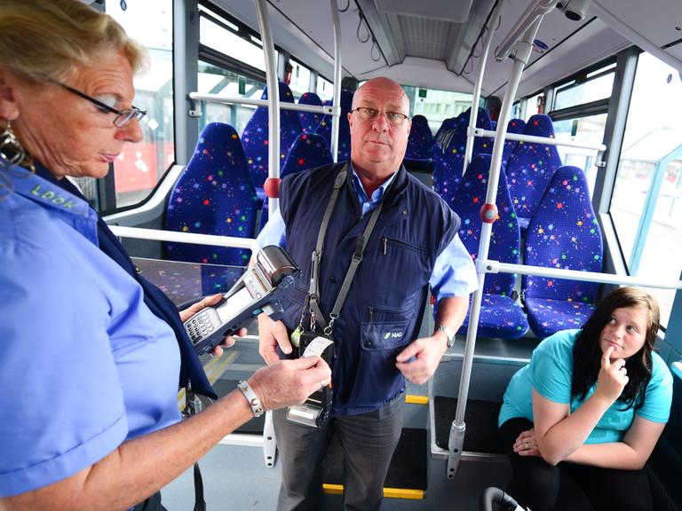 Fahrscheinkontrolleure in einem Bus in Wesel.