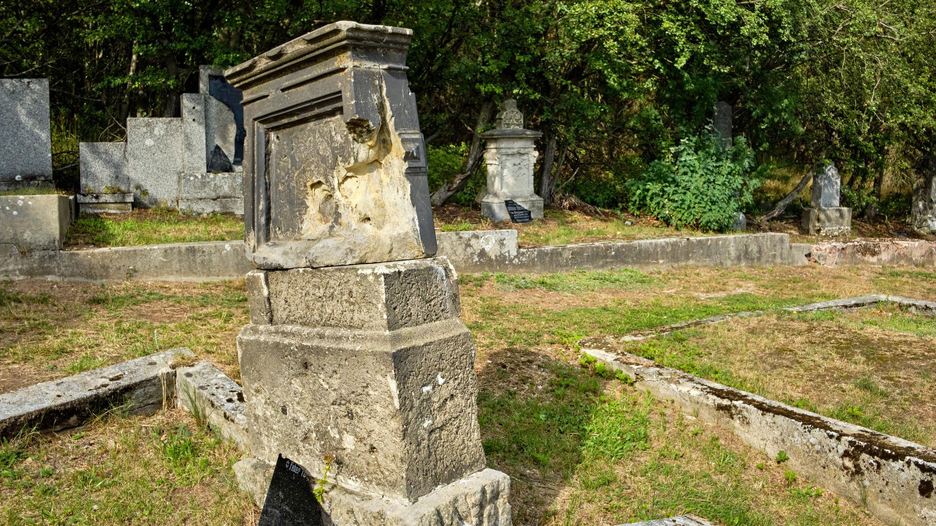 Verfallener Friedhof Verwildertes und verwüstetes Gräberfeld auf dem verfallenen und verlassenen Friedhof in Horni Krupka Obergraupen in der Nähe des Mückentürmchens Komari (Tschechien) Verfallener Friedhof Verwildertes und verwüstetes Gräberfeld auf dem verfallenen und verlassenen Friedhof in Horni Krupka Obergraupen in der Nähe des Mückentürmchens Komari (Tschechien)