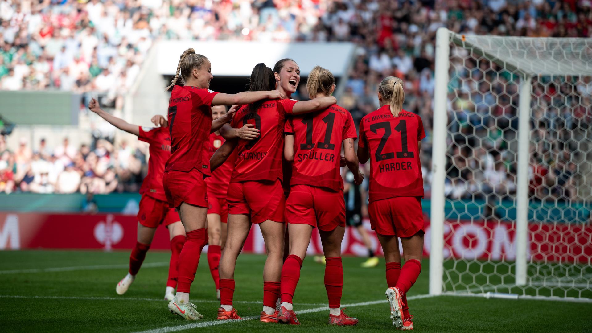 Die Fußballerinnen von Bayern München bejubeln das Tor zum 3:1 im Pokalfinale gegen Werder Bremen