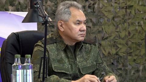 Das Bild zeigt den russischen Verteidigungsminister Schoigu bei einem Besuch der Soldaten an der Front in der Ostukraine (Quelle: Pressestelle russisches Verteidigungsministerium)