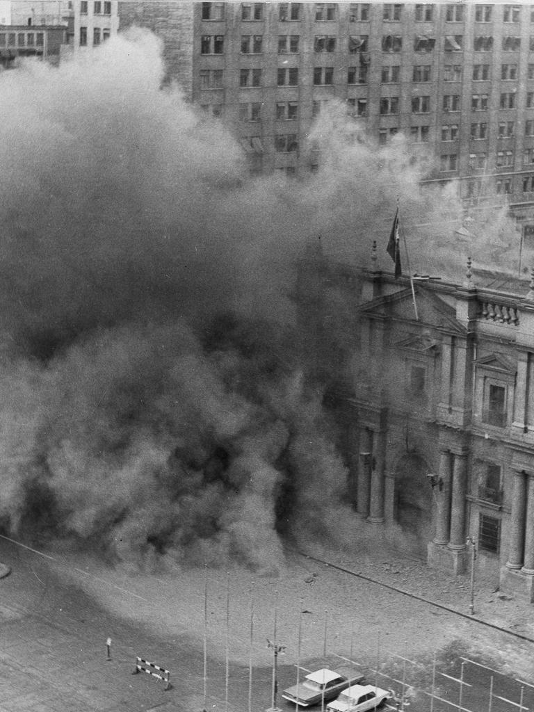 Historisches Schwarzweißfoto vom Präsidentenpalast in Santiago de Chile, aus dem Rauch aufsteigt.