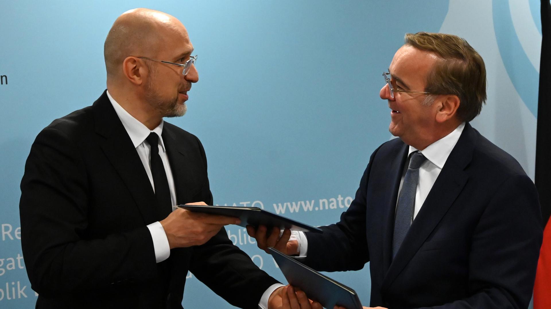 Der deutsche Verteidigungsminister Boris Pistorius (r, SPD) und sein ukrainischer Kollege Denys Schmyhal unterzeichnen eine Vereinbarung zur Zusammenarbeit zwischen der deutschen und der ukrainischen Rüstungsindustrie . Der deutsche Verteidigungsminister Boris Pistorius (r, SPD) und sein ukrainischer Kollege Denys Schmyhal unterzeichnen eine Vereinbarung zur Zusammenarbeit zwischen der deutschen und der ukrainischen Rüstungsindustrie .