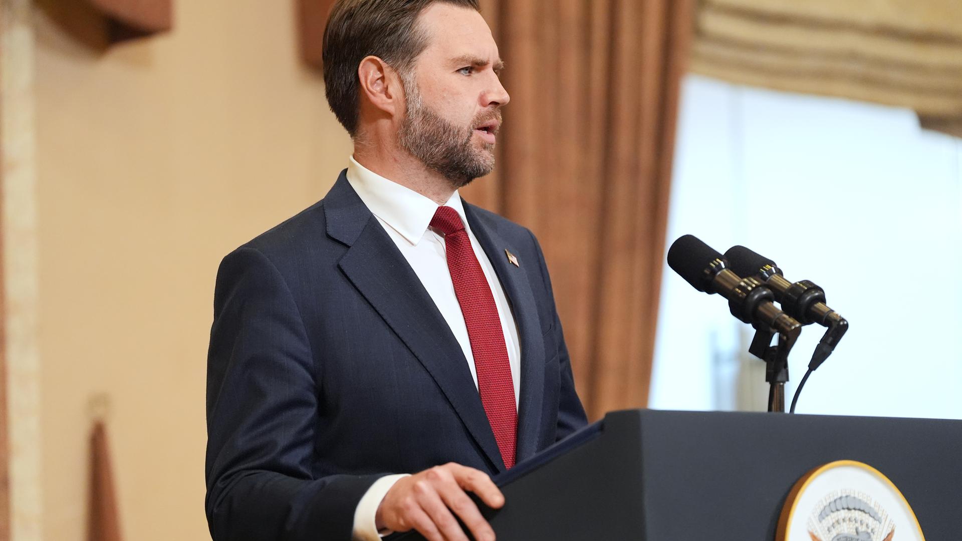 US-Vizepräsident JD Vance steht an einem Rednerpult.