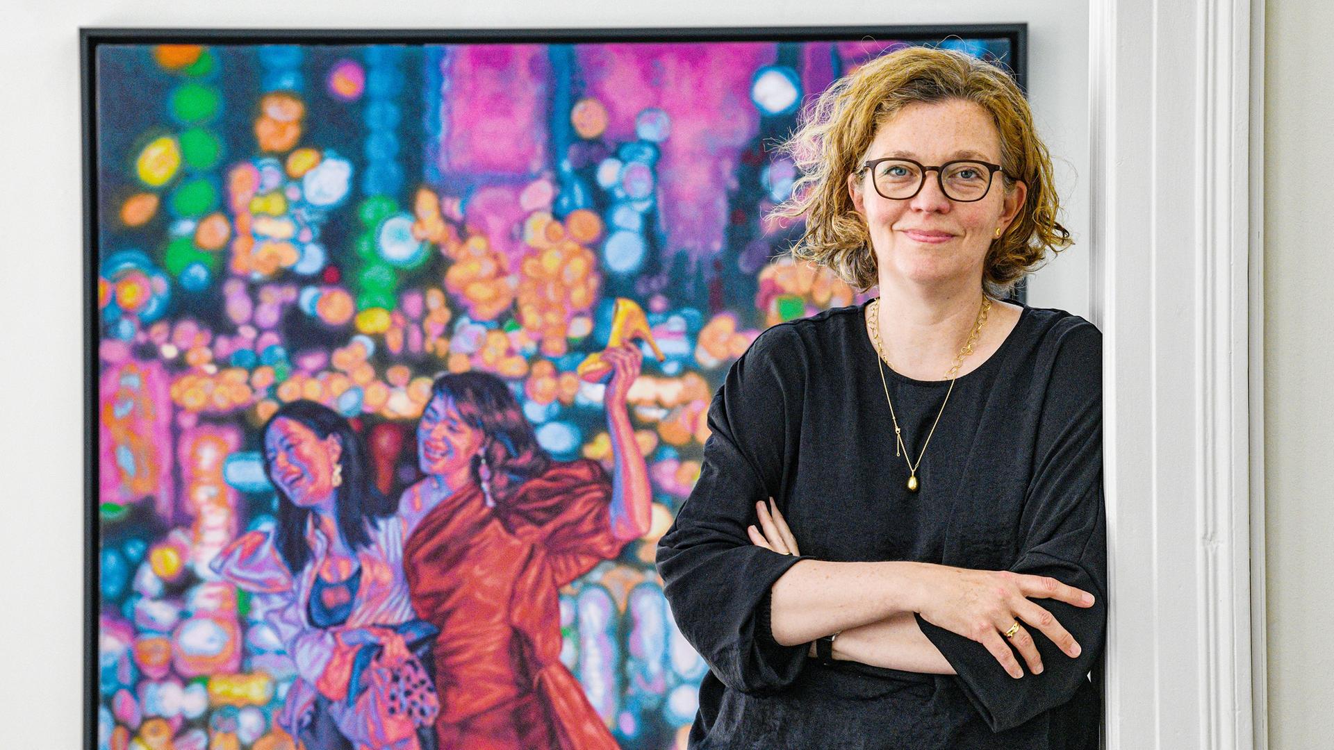 Porträt der Kunsthistorikerin Dr. Anna Havemann, Künstlerische Leitung des Haus Kunst Mitte in Berlin steht vor einem Gemälde der Künstlerin Roxana Halls, 2023.