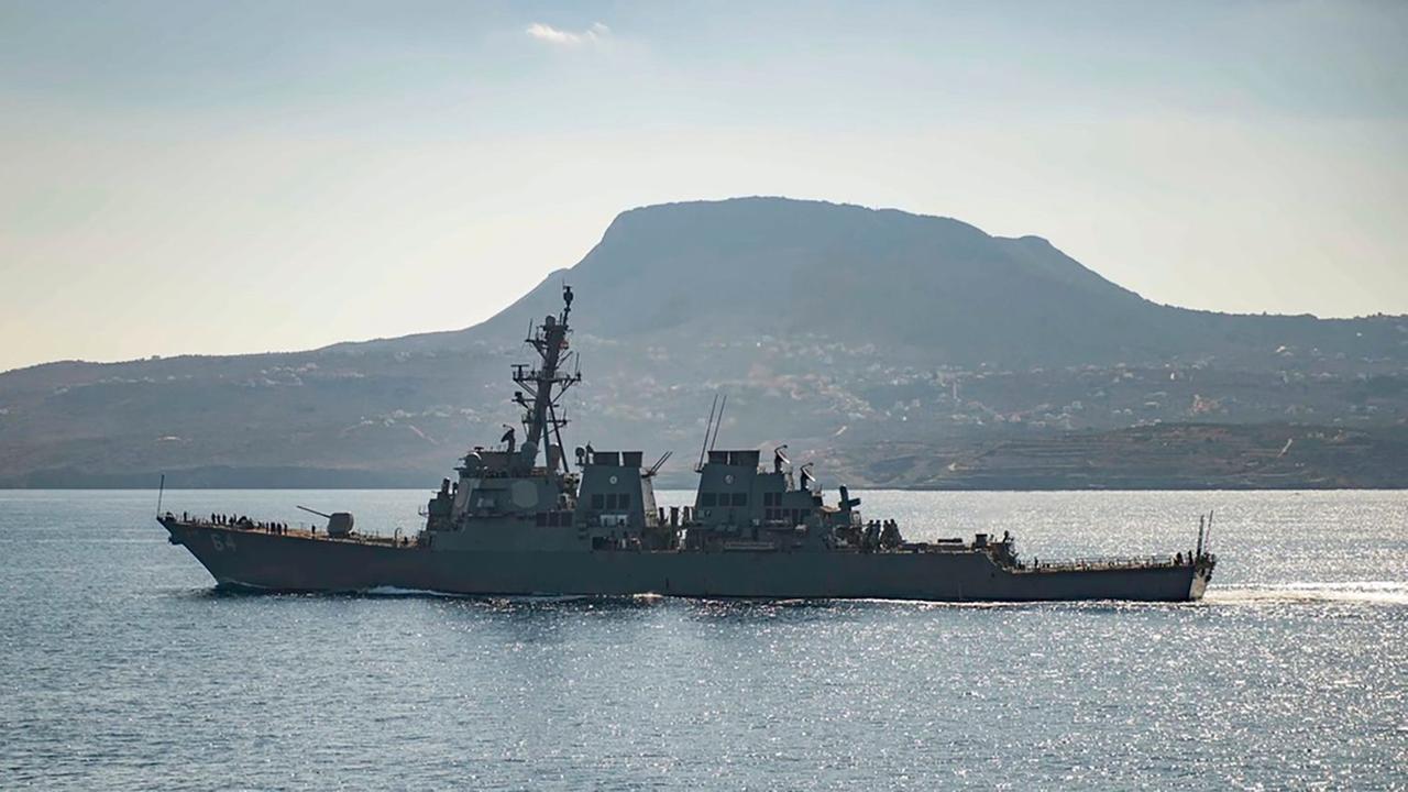 Griechenland: Der Lenkwaffenzerstörer "USS Carney" fährt in der Bucht von Souda. Die USA haben in der Nacht zum Samstag erneut eine Stellung der vom Iran unterstützten Huthi-Rebellen im Jemen angegriffen.