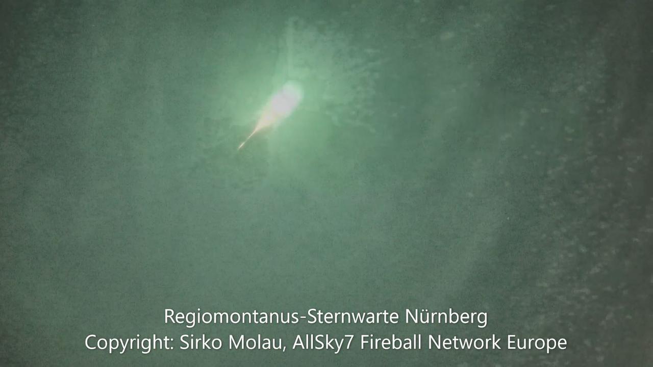 Das Videostandbild zeigt den im Süden Deutschlands gesichteten Meteoroiden. Ein Meteoroid ist leuchtend grün am Nachthimmel über dem Süden Deutschlands verglüht.