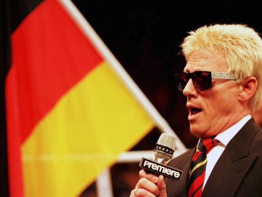 Der Schlagersänger Heino singt die Nationalhymne, 1996.