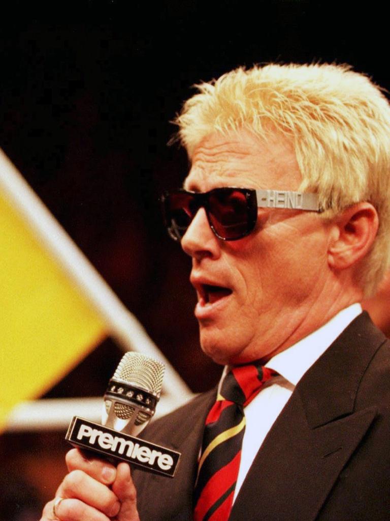 Der Schlagersänger Heino singt die Nationalhymne, 1996.