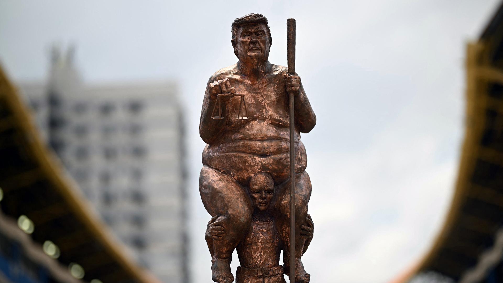 Hier sehen Sie die Kopie der Skulptur „Survival of the Fattest“ des dänischen Künstlers Jens Galschiot, die den Titel „King of Injustice“ trägt. Die Skulptur ist ein satirischer Protest gegen US-Präsident Donald Trump. Hier sehen Sie die Kopie der Skulptur „Survival of the Fattest“ des dänischen Künstlers Jens Galschiot, die den Titel „King of Injustice“ trägt. Die Skulptur ist ein satirischer Protest gegen US-Präsident Donald Trump.