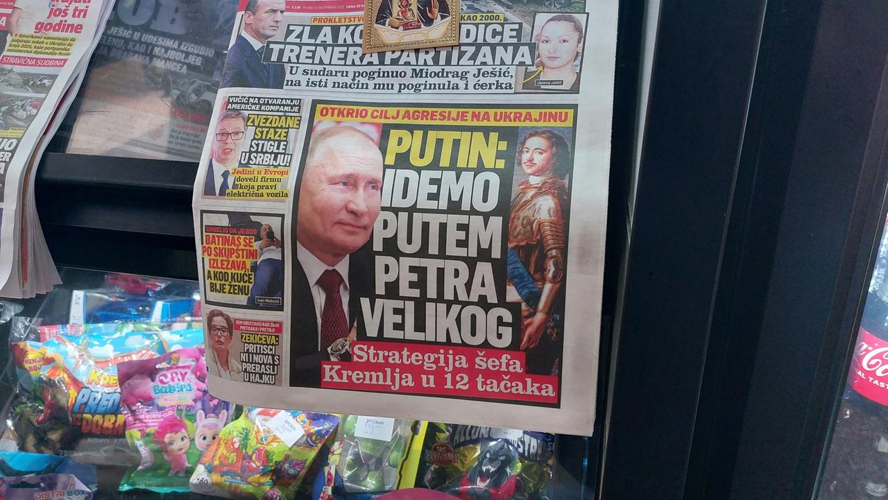 Zeitung mit einem Bild Putins und der Überschrift: "Putin: Wir gehen den Weg von Peter dem Großen".