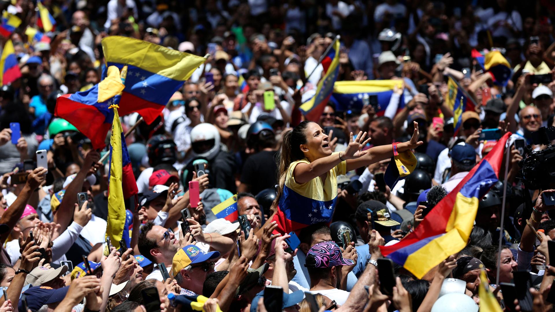 Blick auf eine große Menge an Demonstranten, viele mit venezolanischen Flaggen.