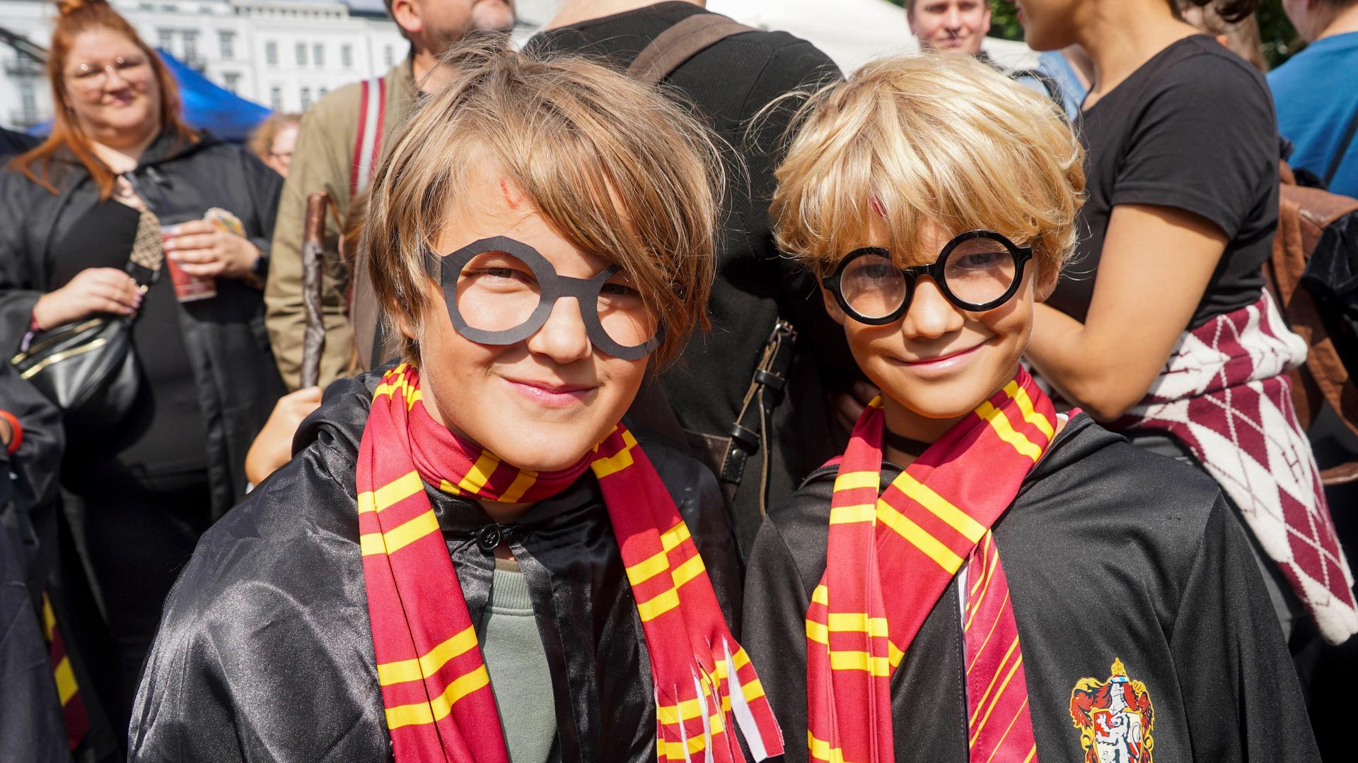 1758 als Harry Potter verkleidete Fans und Besucher stehen auf dem Hamburger Rathausmarkt.. Damit war der Weltrekord von bisher 997 geknackt und der Eintrag ins Guinnessbuch der Rekorde sicher.