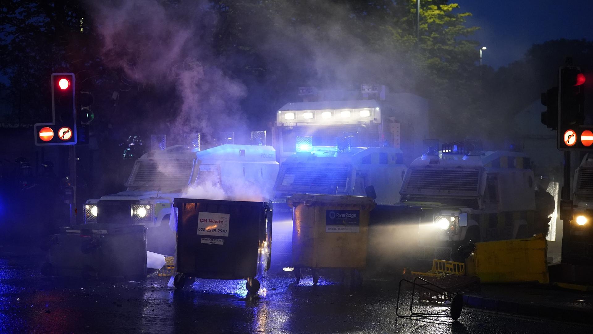 Ballymena: PSNI-Fahrzeuge bilden eine Barrikade in der Nähe der Clonavon Terrace, während Menschen wegen des Verdachts der versuchten Vergewaltigung eines Mädchens protestieren. Ballymena: PSNI-Fahrzeuge bilden eine Barrikade in der Nähe der Clonavon Terrace, während Menschen wegen des Verdachts der versuchten Vergewaltigung eines Mädchens protestieren.