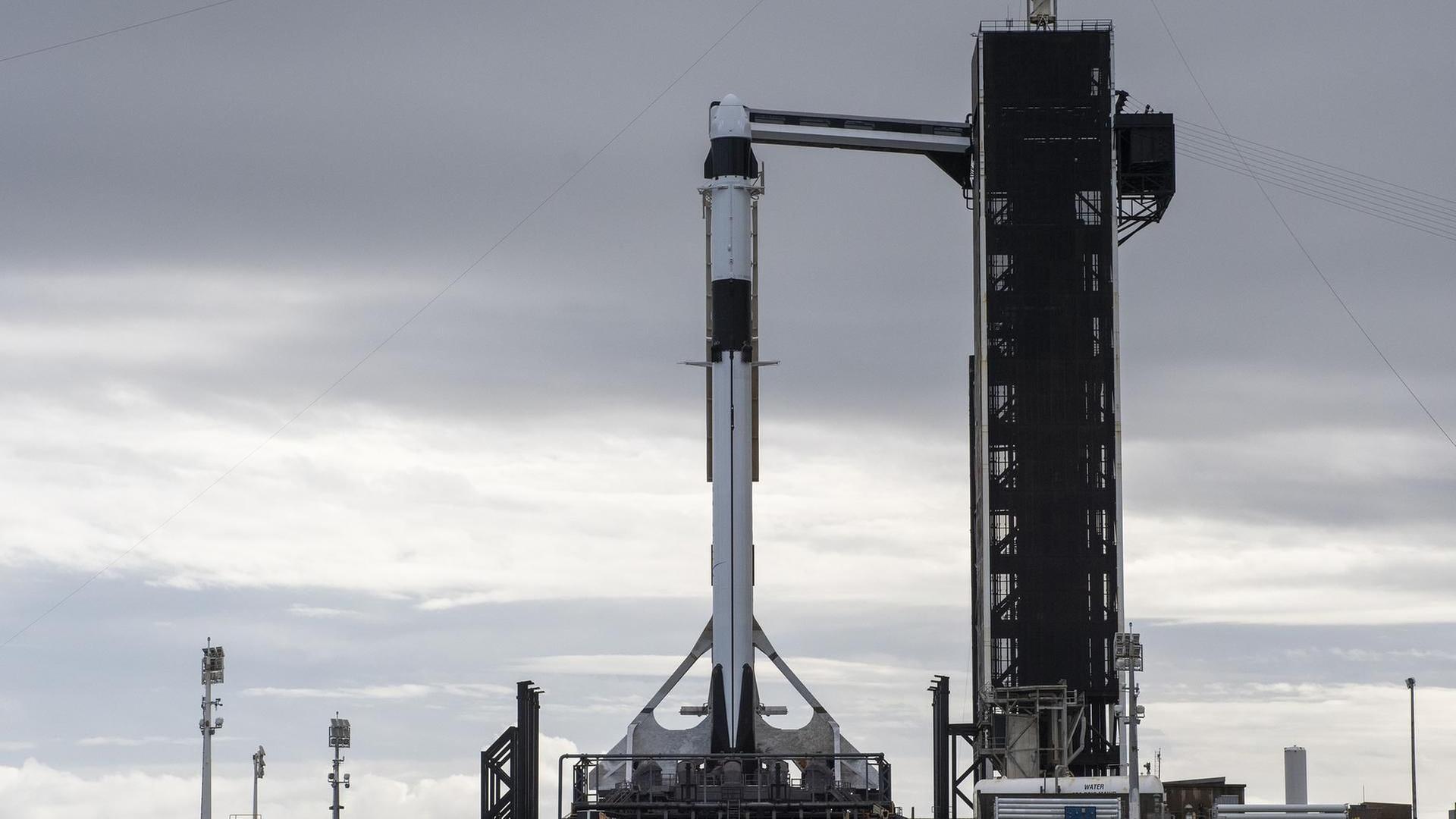 USA, Cape Canaveral: Eine SpaceX Falcon 9-Rakete mit dem Raumfrachter "Dragon" an der Spitze wird im Nasa Kennedy Space Center aufgerichtet. USA, Cape Canaveral: Eine SpaceX Falcon 9-Rakete mit dem Raumfrachter "Dragon" an der Spitze wird im Nasa Kennedy Space Center aufgerichtet.