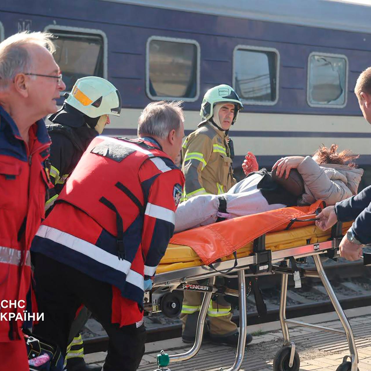 Rettungssanitäter transportieren einen Verletzten auf einer Bahre.