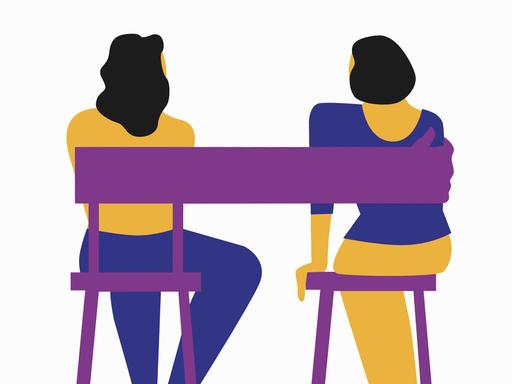 Illustration: Ein Stuhl bildet Arm um zwei nebeneinander sitzende Frauen.