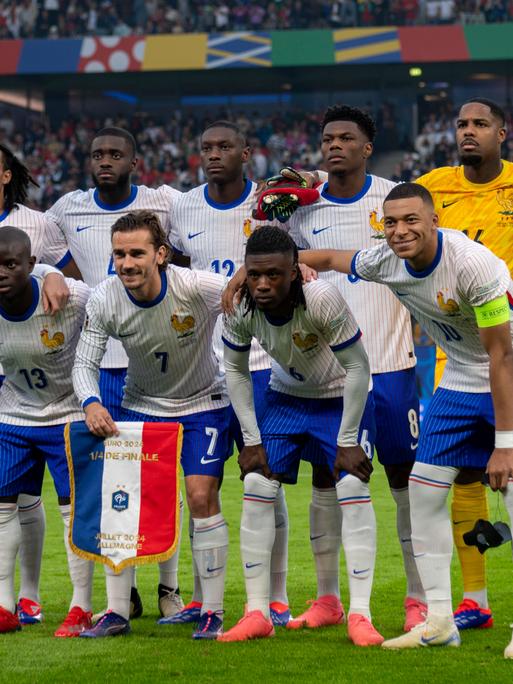 Die französische Fußballnationalmannschaft posiert für ein Foto während des Viertelfinalspiels der UEFA EURO 2024 zwischen Portugal und Frankreich im Volksparkstadion in Hamburg