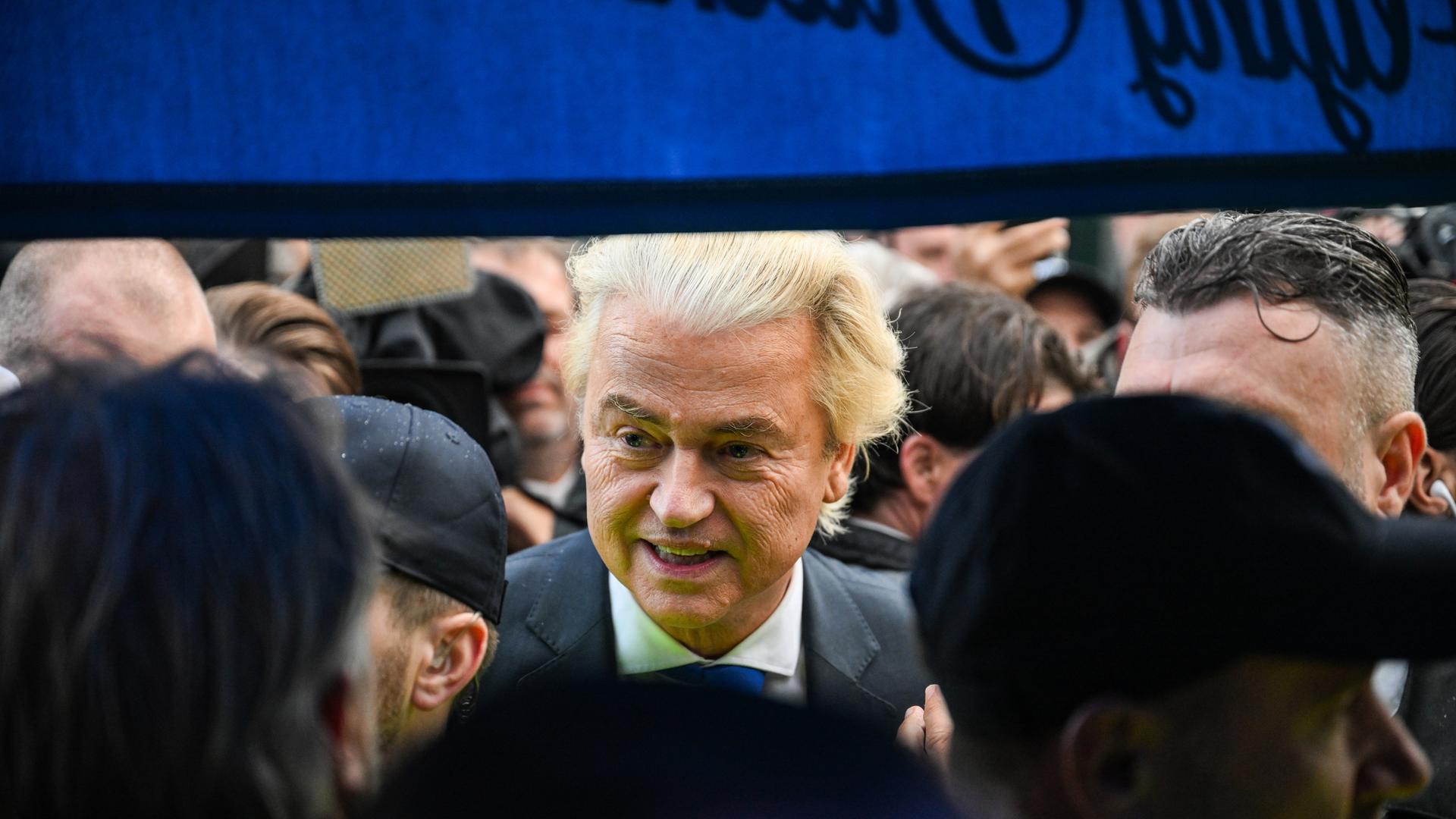 Geert Wilders, dicht gedrängt zwischen Menschen bei einer Wahlkampfveranstaltung Geert Wilders, dicht gedrängt zwischen Menschen bei einer Wahlkampfveranstaltung