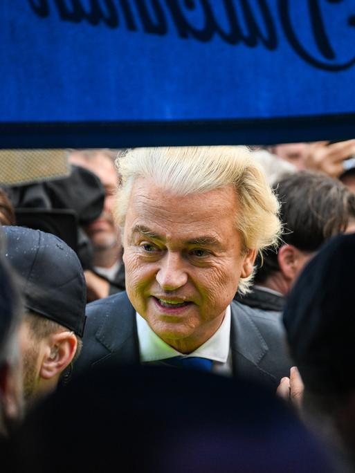 Geert Wilders, dicht gedrängt zwischen Menschen bei einer Wahlkampfveranstaltung