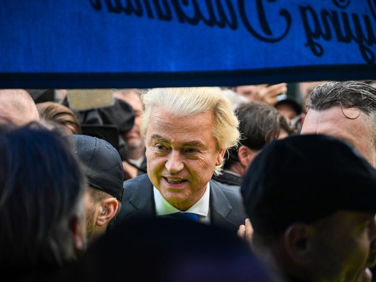 Geert Wilders, dicht gedrängt zwischen Menschen bei einer Wahlkampfveranstaltung