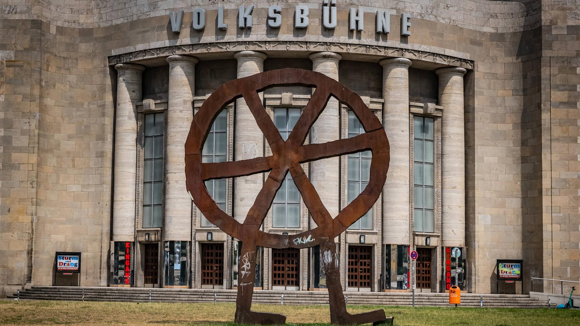 Außenansicht des Theaters "Volksbühne am Rosa Luxemburg Platz" in Berlin