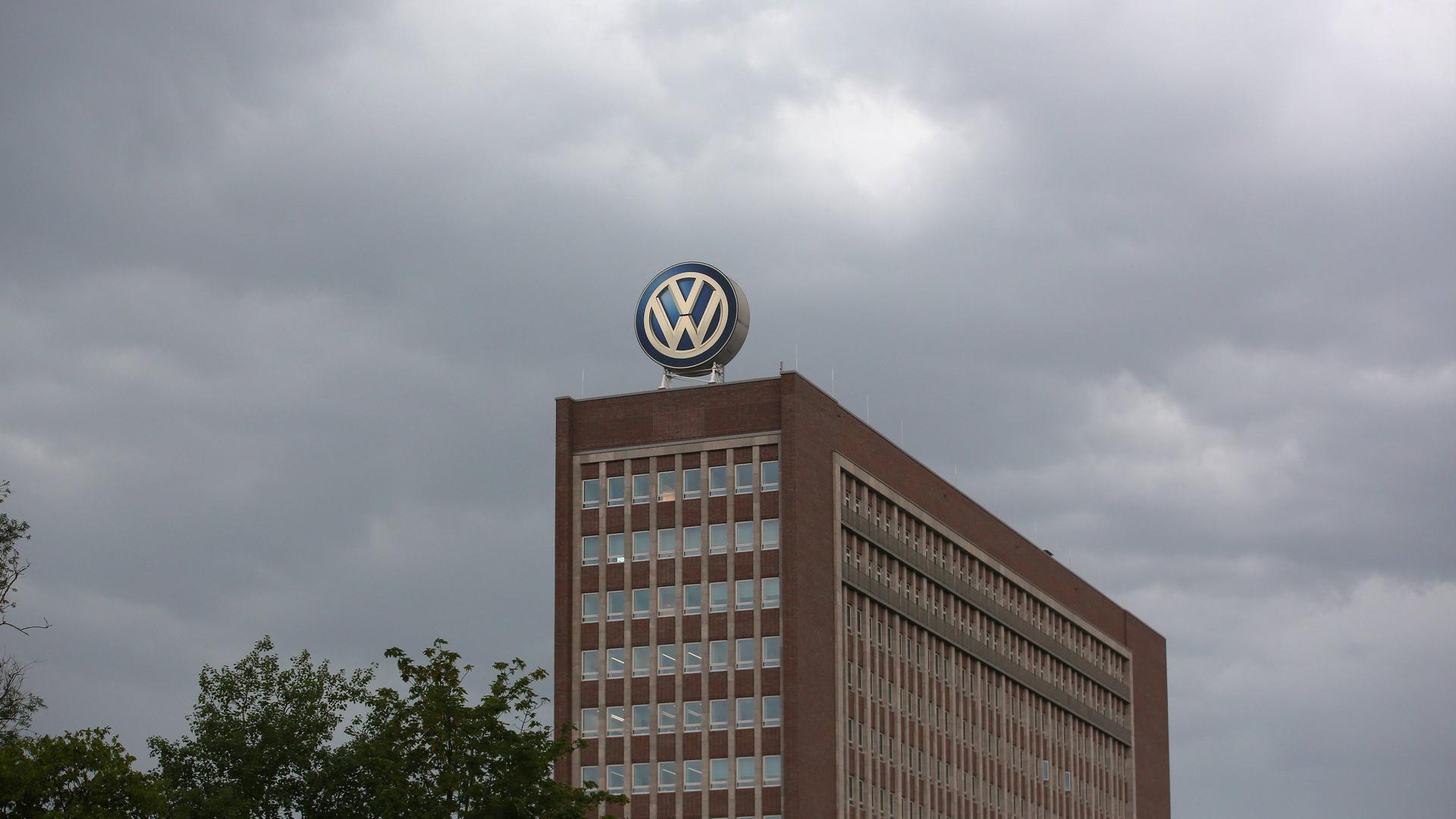 Das Volkswagen-Hochhaus in Wolfsburg vor grau bewölktem Himmel.