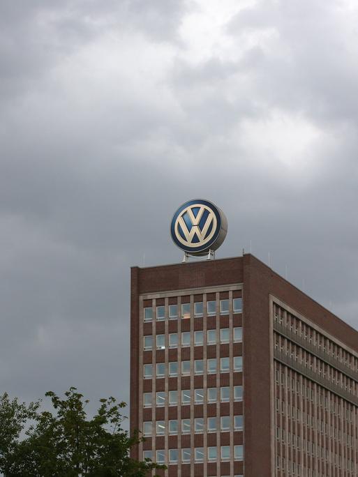 Das Volkswagen-Hochhaus in Wolfsburg vor grau bewölktem Himmel.