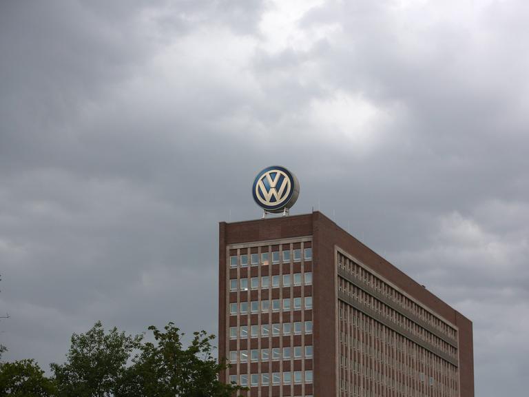 Das Volkswagen-Hochhaus in Wolfsburg vor grau bewölktem Himmel.