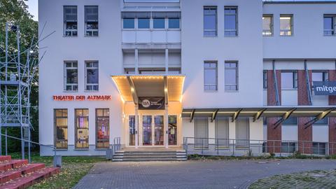 Theater der Altmark am frühen Abend. Das Gebäude ist zum Teil beleuchtet. Theater der Altmark am frühen Abend. Das Gebäude ist zum Teil beleuchtet.