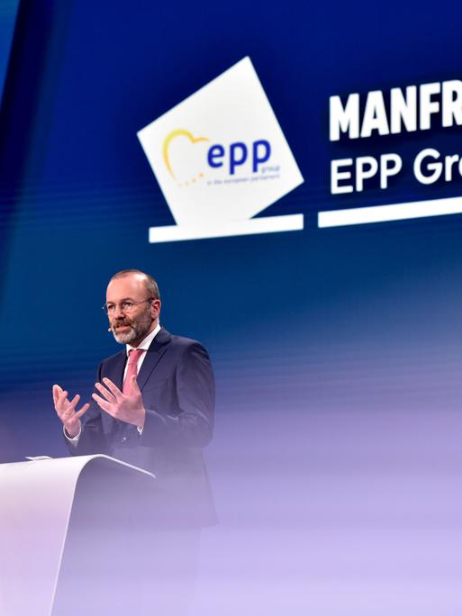 Manfred Weber, Chef der EVP im Europäischen Parlament, an einem Rednerpult, er gestikuliert