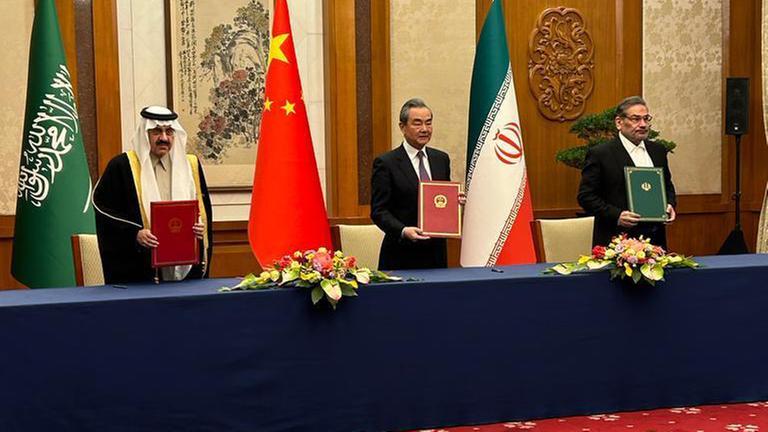 Das Foto zeigt den saudischen Sicherheitsberater Musaed bin Muhammad Al-Aiban (l-r) sowie Wang Yi, den ranghöchsten chinesischen Diplomaten und Ali Schamchani, den Sekretär des iranischen Sicherheitsrats.