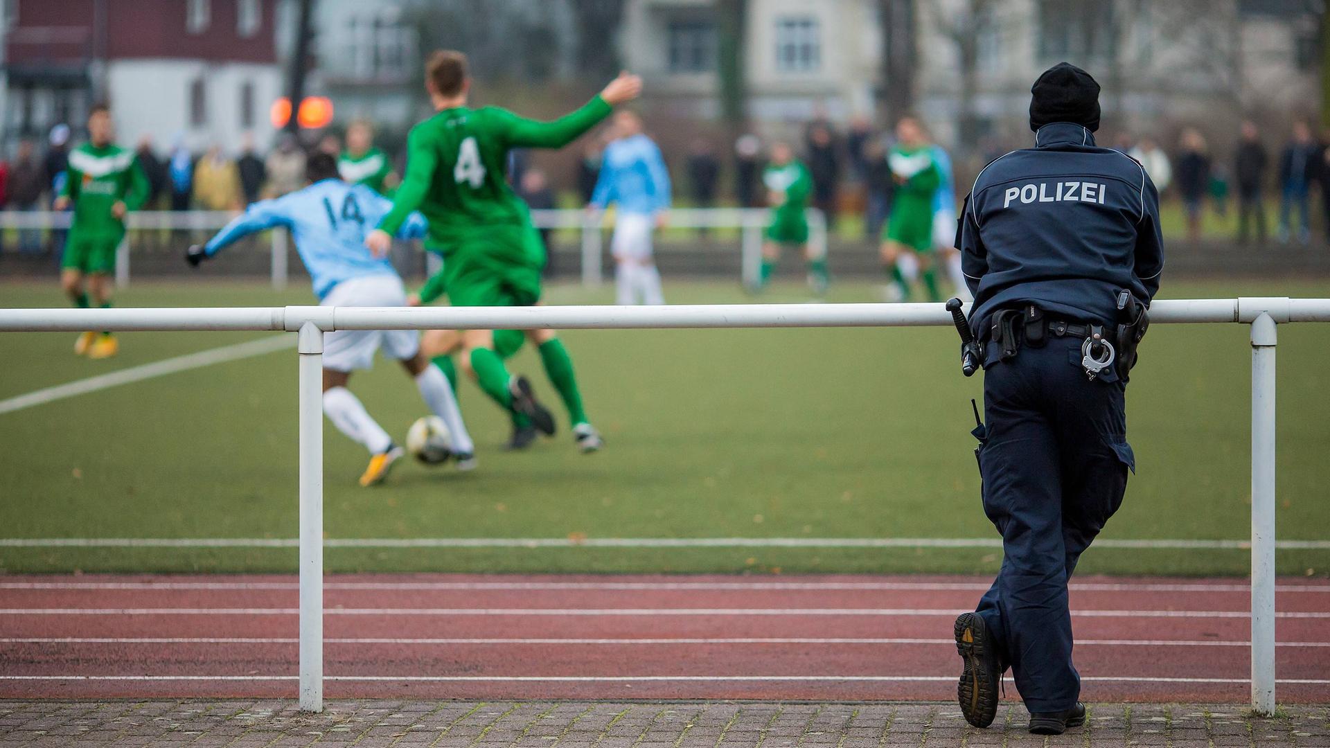 Polizist beim beim Amateurspiel FC Viktoria Berlin Berlin gegen SF Johannistal
