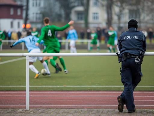 Polizist beim beim Amateurspiel FC Viktoria Berlin Berlin gegen SF Johannistal